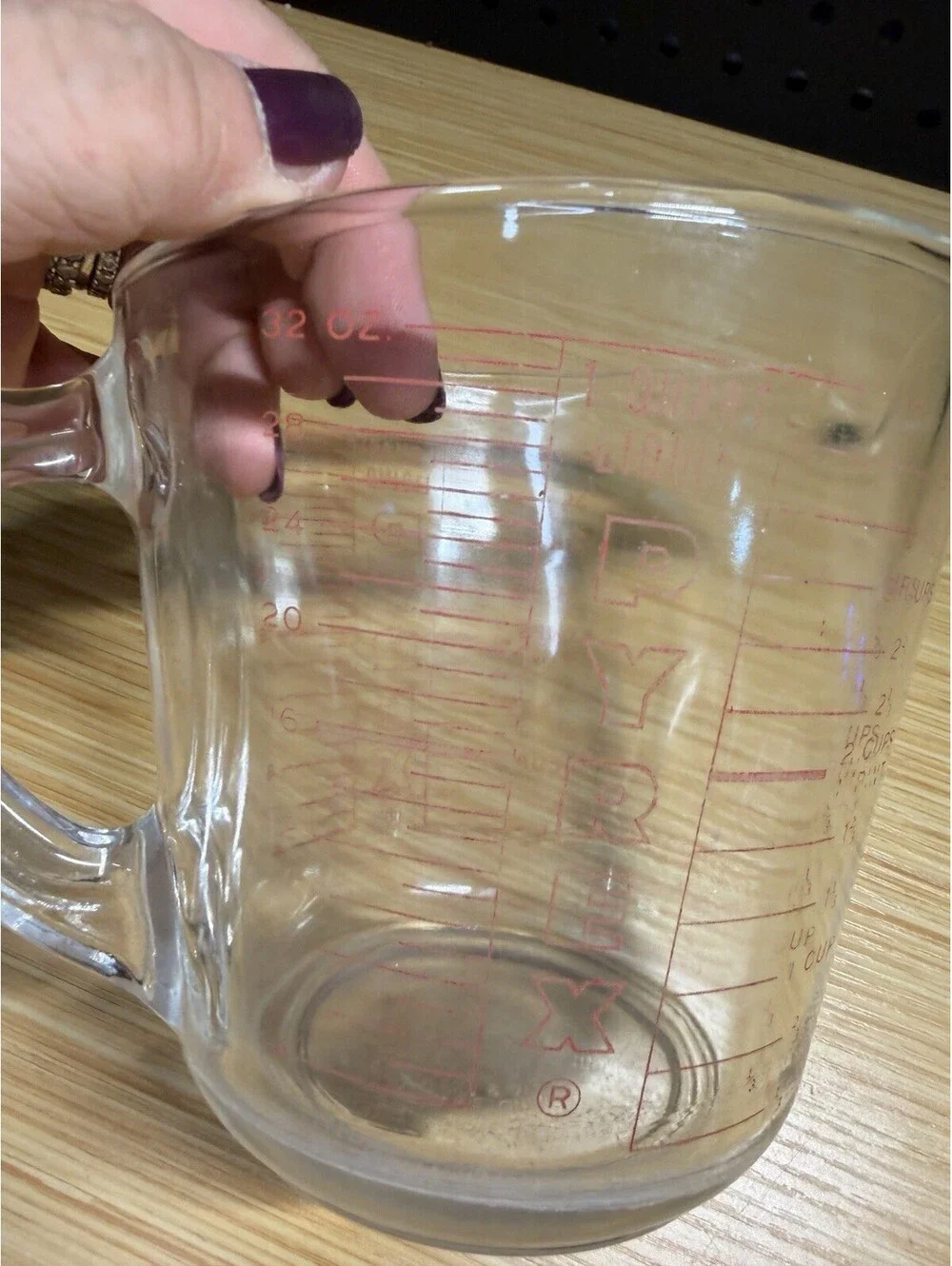 Vintage Pyrex 532 4 cup 1 Quart 32 oz Measuring Cup Red Block Letter D-Handle